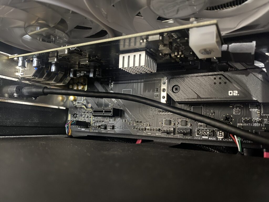 PEXUSB3S44Vがマザボに刺さっている図