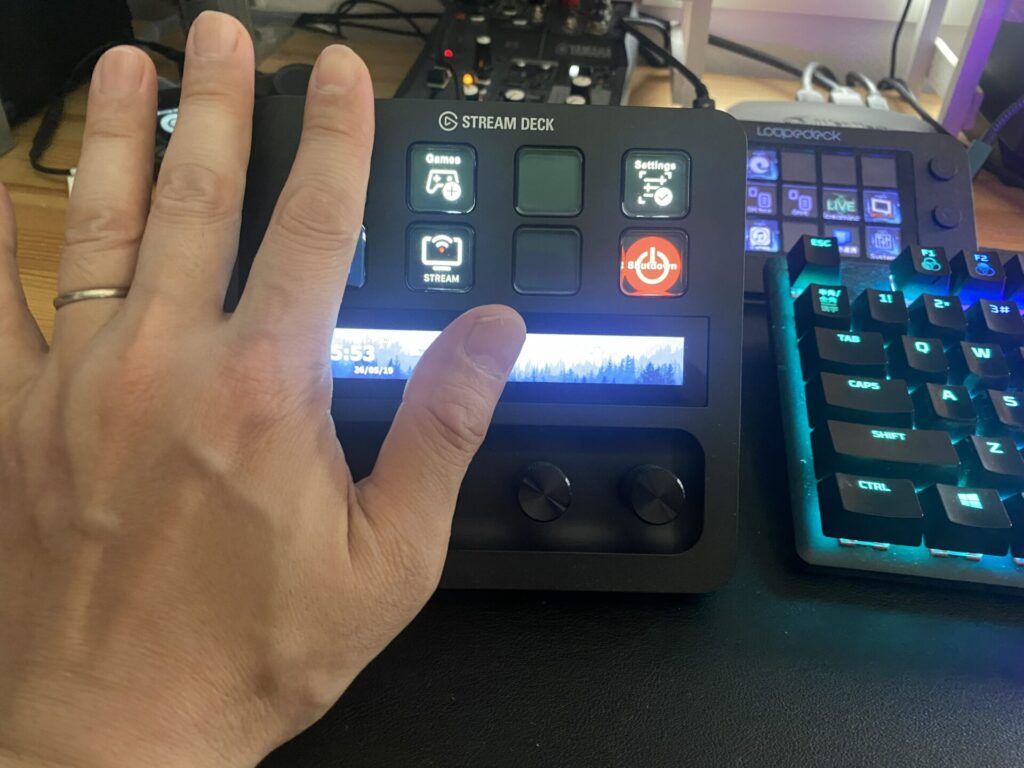 StreamDeckと私の左手比較